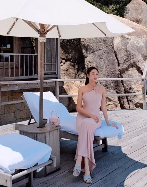 Hoa hậu Thế giới Việt Nam 2019 thích đi biển để nạp lại năng lượng sau thời gian bận rộn với công việc, học tập. Ảnh: FB Lương Thùy Linh.