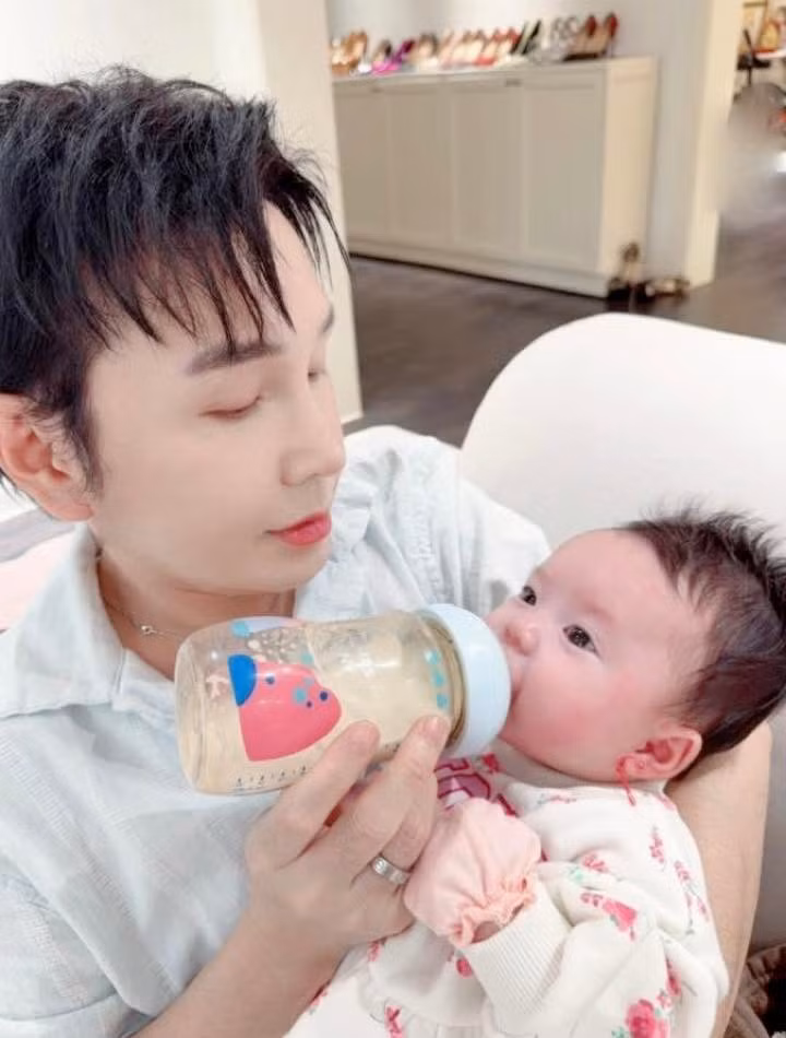 Trong khi Phương Lê năng động, thẳng thắn và quyết đoán trong công việc, Vũ Luân giữ nét điềm đạm, sâu lắng của người nghệ sĩ cải lương, trở thành điểm tựa tinh thần cho gia đình. Ảnh: FB Phương Lê.