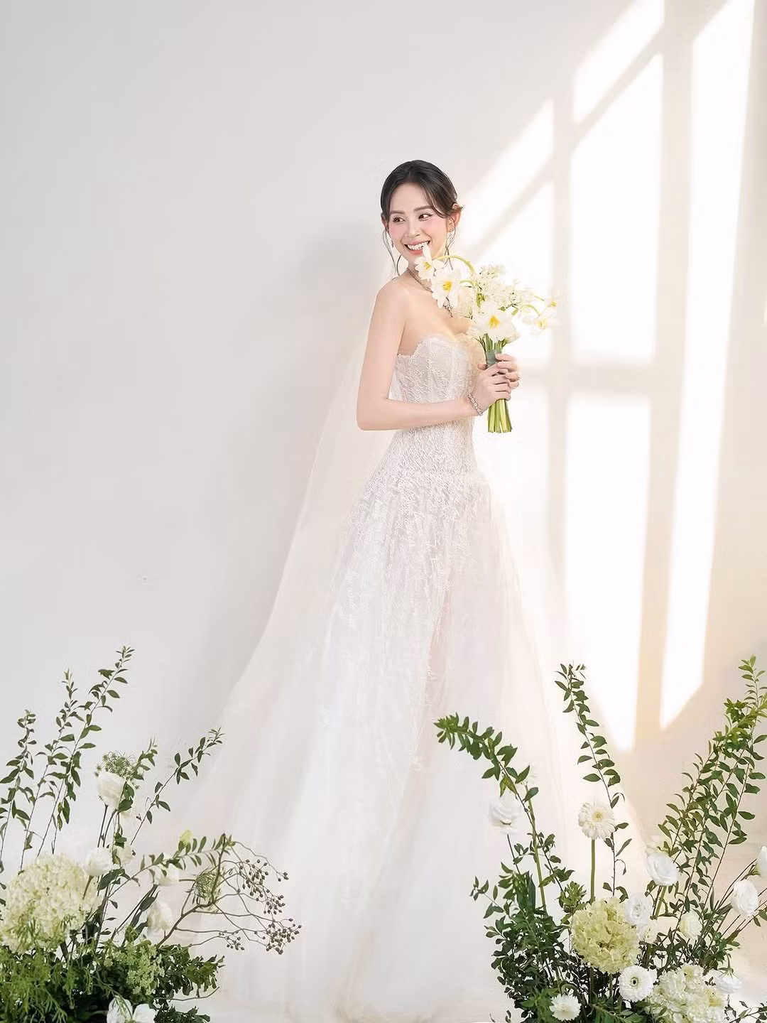 Theo Znews, Hương Liên tiết lộ, chồng cô tên Lê Minh Trung, là một cán bộ đang công tác trong cơ quan nhà nước. Ảnh: Instagram Hương Liên.