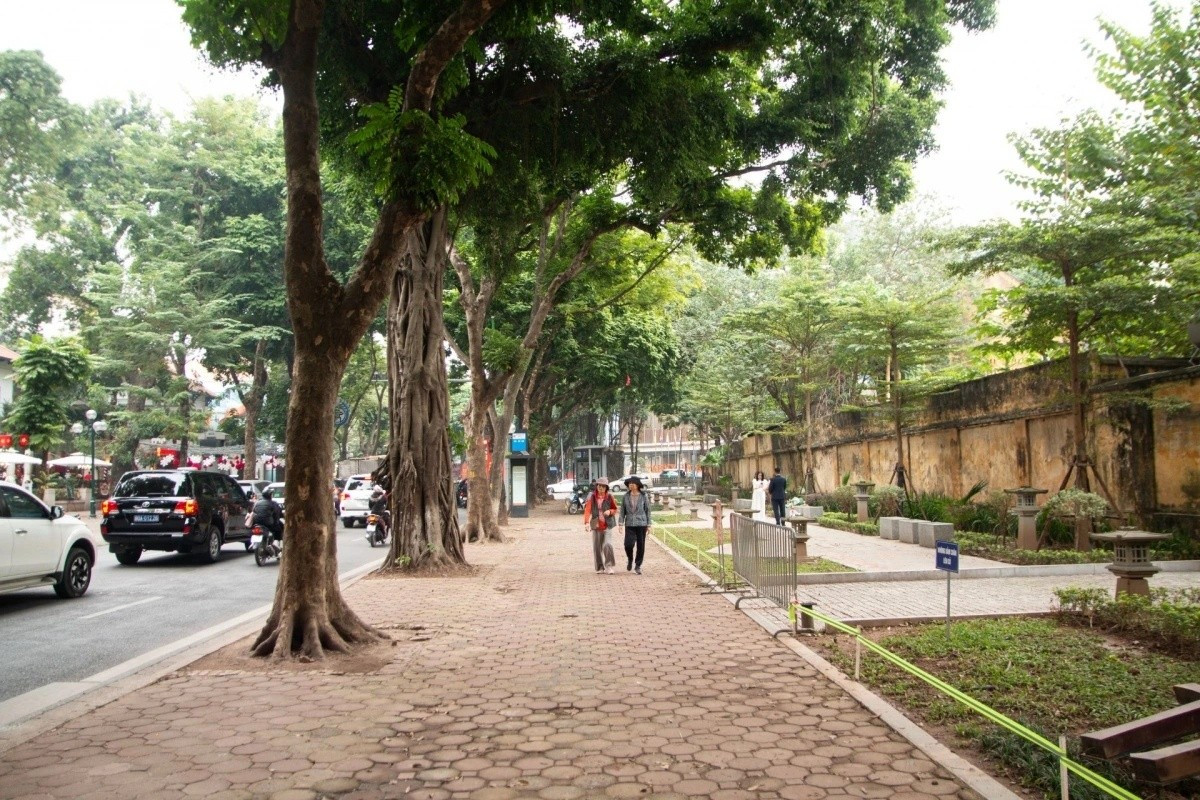 Phố Phan Đình Phùng (phường Ba Đình, Hà Nội) sau một thời gian lực lượng chức năng ra quân cao điểm xử lý xe hàng rong, xe hoa bán dạo chiếm dụng lòng đường, vỉa hè, hiện ghi nhận đã trở nên yên tĩnh, thông thoáng hơn, trái với những phản ánh trước đó về tình trạng nhốn nháo khi vắng bóng lực lượng chức năng.