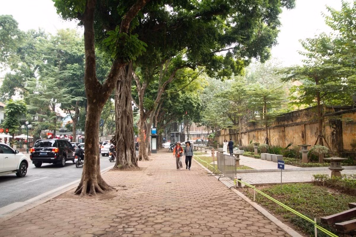 Phố Phan Đình Phùng (phường Ba Đình, Hà Nội) sau một thời gian lực lượng chức năng ra quân cao điểm xử lý xe hàng rong, xe hoa bán dạo chiếm dụng lòng đường, vỉa hè, hiện ghi nhận đã trở nên yên tĩnh, thông thoáng hơn, trái với những phản ánh trước đó về tình trạng nhốn nháo khi vắng bóng lực lượng chức năng.