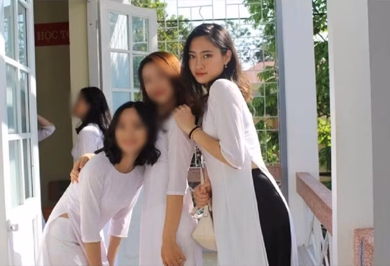 Nàng hậu nổi bật khi đi học. Theo Saostar, từ khi học lớp 9, Lương Thùy Linh đã cao 1m78. Ảnh: Znews.