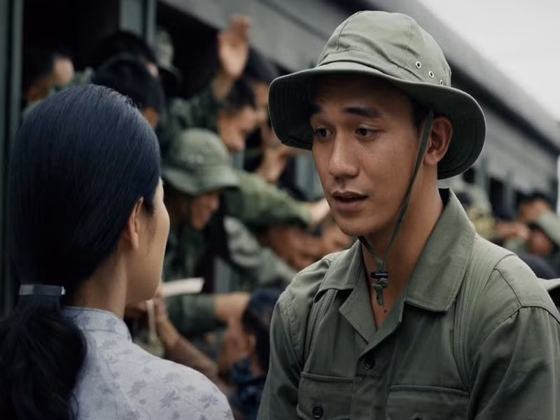 Đỗ Nhật Hoàng chia sẻ trên Quân Đội Nhân Dân về vai Cường: "Ngày thì chúng tôi huấn luyện thể lực, kỹ năng như một người lính, tối đến mọi người ngồi học thoại và tập thoại với nhau, khá mệt, cũng có lúc oải, nhưng sự quyết tâm được tham gia phim đã thôi thúc chúng tôi cố gắng". Ảnh: FB Đỗ Nhật Hoàng.