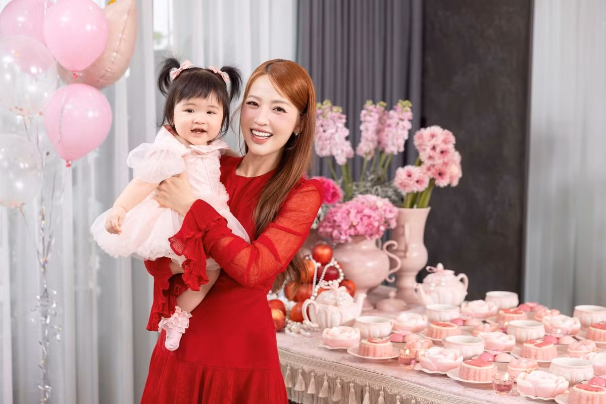 Bé Anya đón sinh nhật 1 tuổi trong không gian trang trí tông hồng – trắng nhẹ nhàng, được chuẩn bị chỉn chu. Ảnh: FB Gin Tuấn Kiệt.