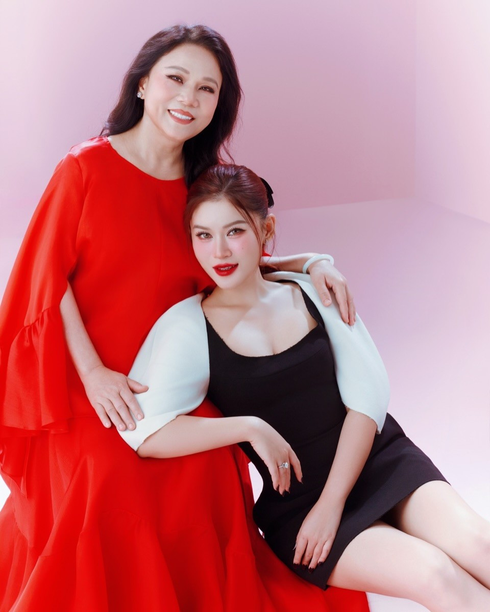 "Mẹ làm việc gì cũng hết mình nhưng vẫn giữ tinh thần tích cực, điều đó dạy tôi rằng trong công việc hay cuộc sống đều phải nỗ lực. Mẹ cũng dạy tôi cách tự học, thích gì sẽ biết cách tự tìm người dạy hoặc nguồn thông tin đáng tin cậy để tìm hiểu và học hỏi thêm", Ngọc Thanh Tâm chia sẻ thêm. Ảnh: FB Ngọc Thanh Tâm.