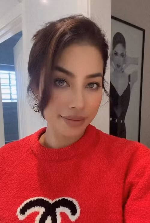 Phạm Hương hiện tại theo đuổi phong cách trang điểm đậm, chuộng đồ hiệu. Ảnh: Instagram Phạm Hương.