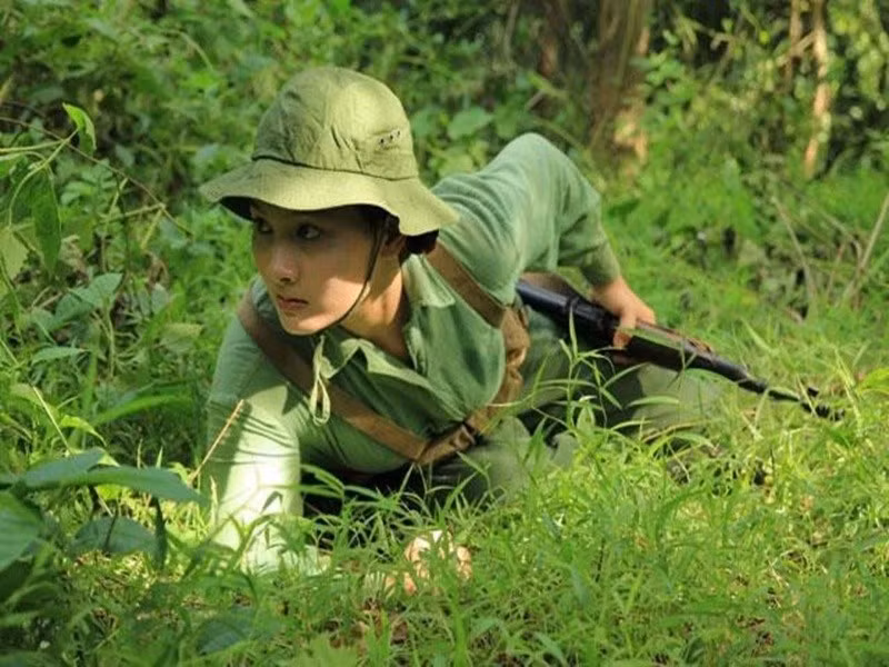 Khi là sinh viên năm thứ 2, cô đóng phim Đi qua những ngày biển động, Nốt nhạc con gái. Sau đó, Bảo Thanh đóng nhiều phim như Giọt nước rơi, Trò đời, Những người viết huyền thoại, Người chồng điên. Ảnh: Nhân Dân.