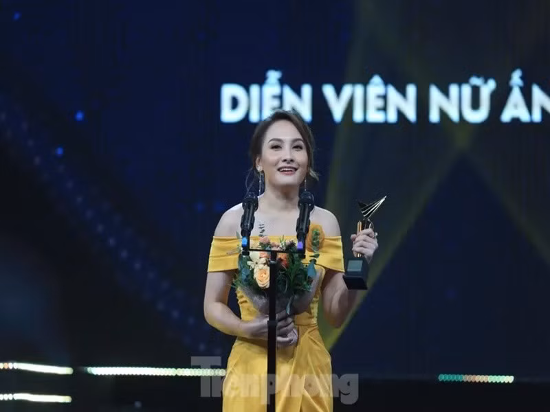 Cô nhận giải Nữ diễn viên ấn tượng VTV Awards 2019 với vai diễn trong Về nhà đi con. Ảnh: Tiền Phong.