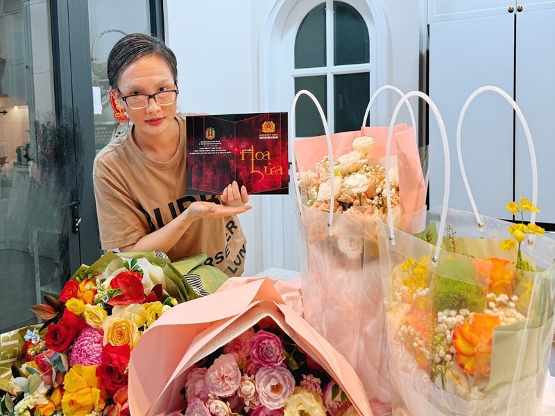 “Đã có không ít lần đi chậm, dậm chân tại chỗ nhưng chưa từng dừng lại vì em biết bố vẫn luôn dõi theo con đường nghệ thuật mà em đã chọn. Em xin cảm ơn ban lãnh đạo nhà hát kịch Nhà hát kịch Công an nhân dân đã cho em cơ hội, cảm ơn thầy: NSND Lê Hùng đã luôn tận tình chỉ dạy cho em, cảm ơn các anh chị em đồng nghiệp đã luôn giúp đỡ, chỉ bảo và yêu thương em”, Bảo Thanh bày tỏ. Ảnh: FB Bảo Thanh.
