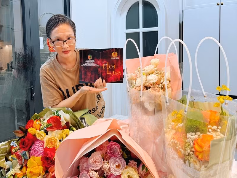 “Đã có không ít lần đi chậm, dậm chân tại chỗ nhưng chưa từng dừng lại vì em biết bố vẫn luôn dõi theo con đường nghệ thuật mà em đã chọn. Em xin cảm ơn ban lãnh đạo nhà hát kịch Nhà hát kịch Công an nhân dân đã cho em cơ hội, cảm ơn thầy: NSND Lê Hùng đã luôn tận tình chỉ dạy cho em, cảm ơn các anh chị em đồng nghiệp đã luôn giúp đỡ, chỉ bảo và yêu thương em”, Bảo Thanh bày tỏ. Ảnh: FB Bảo Thanh.