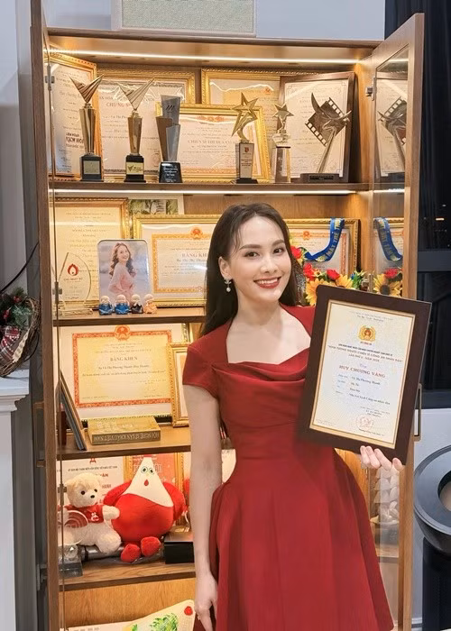 Trên trang cá nhân, Bảo Thanh cho biết, cô vừa huy chương vàng Liên hoan nghệ thuật sân khấu chuyên nghiệp toàn quốc về “Hình tượng người chiến sĩ Công an nhân dân” lần thứ V, năm 2025. Ảnh: FB Bảo Thanh.