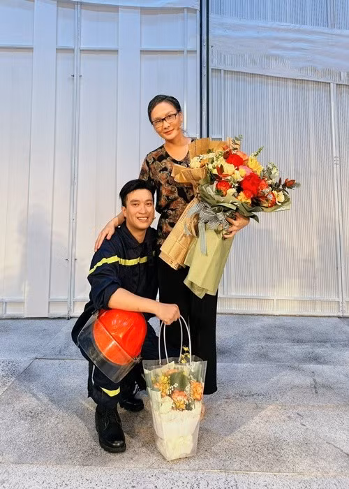 Bảo Thanh giành huy chương vàng nhờ vai diễn mẹ Tú trong vở Hoa lửa. Ảnh: FB Bảo Thanh.