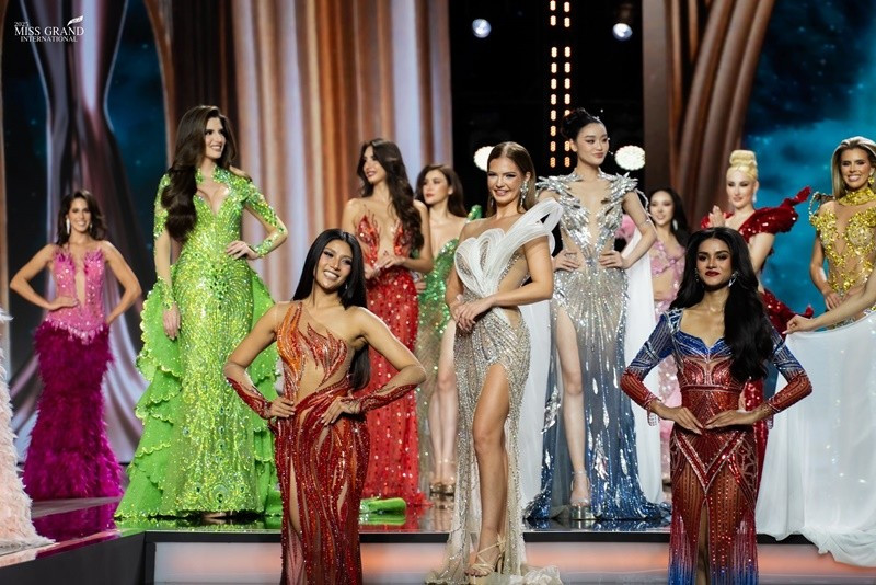 Yến Nhi đọ sắc nhiều thí sinh trong trang phục dạ hội. Ảnh: Miss Grand International.