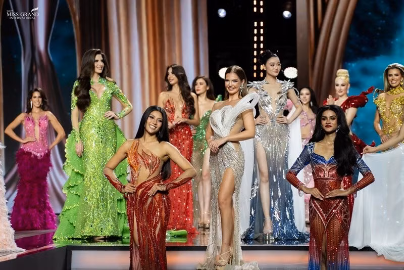 Yến Nhi đọ sắc nhiều thí sinh trong trang phục dạ hội. Ảnh: Miss Grand International.