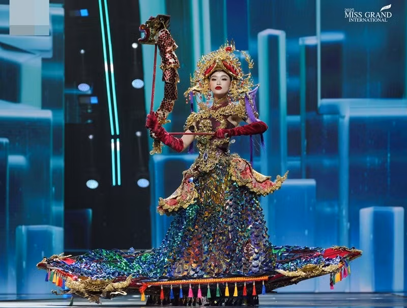 Trước đó, trong phần thi trình diễn trang phục dân tộc thuộc khuôn khổ cuộc thi Miss Grand International 2025, Hoa hậu Yến Nhi tự hào quảng bá nghệ thuật múa rối nước dân gian Việt Nam đến với bạn bè quốc tế thông qua bộ trang phục Thăng Long Hội. Ảnh: Miss Grand International.