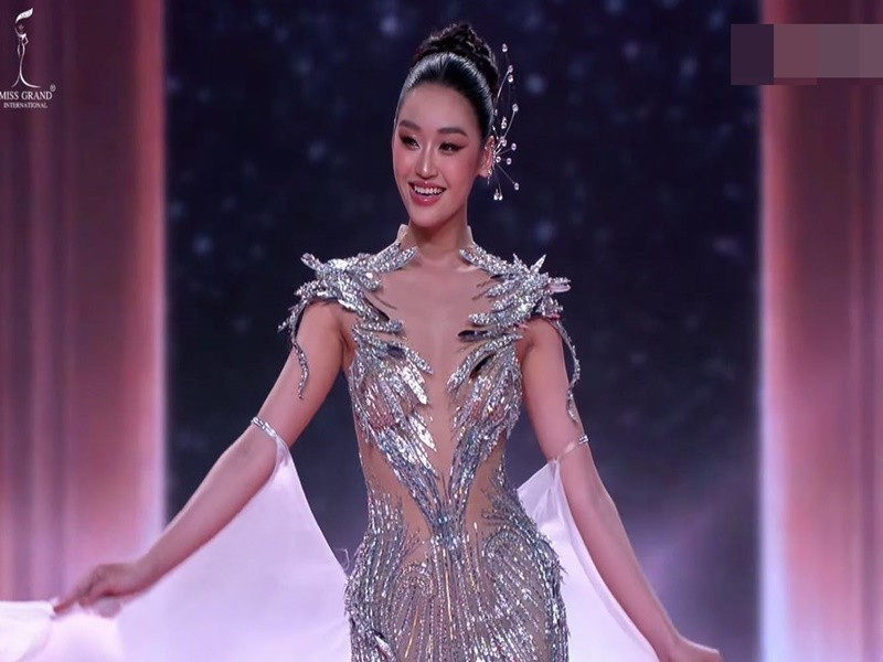 Yến Nhi chia sẻ, Khổng Tước Diệu lấy cảm hứng từ hình ảnh chim công mái, mang nét duyên dáng, dịu dàng nhưng ẩn chứa sức sống mãnh liệt, như chính người phụ nữ Việt không phô trương, nhưng bền bỉ và đầy kiêu hãnh. Ảnh: FB Yến Nhi.