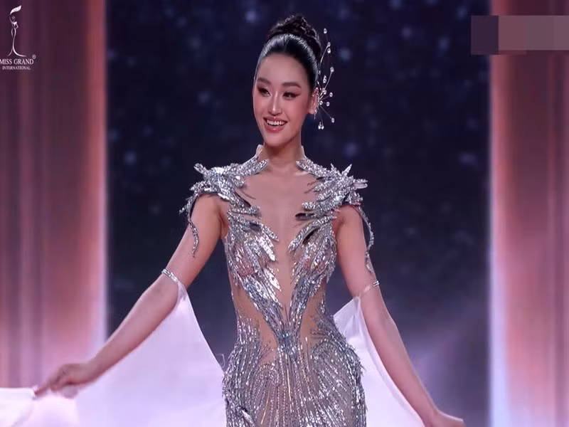 Yến Nhi chia sẻ, Khổng Tước Diệu lấy cảm hứng từ hình ảnh chim công mái, mang nét duyên dáng, dịu dàng nhưng ẩn chứa sức sống mãnh liệt, như chính người phụ nữ Việt không phô trương, nhưng bền bỉ và đầy kiêu hãnh. Ảnh: FB Yến Nhi.