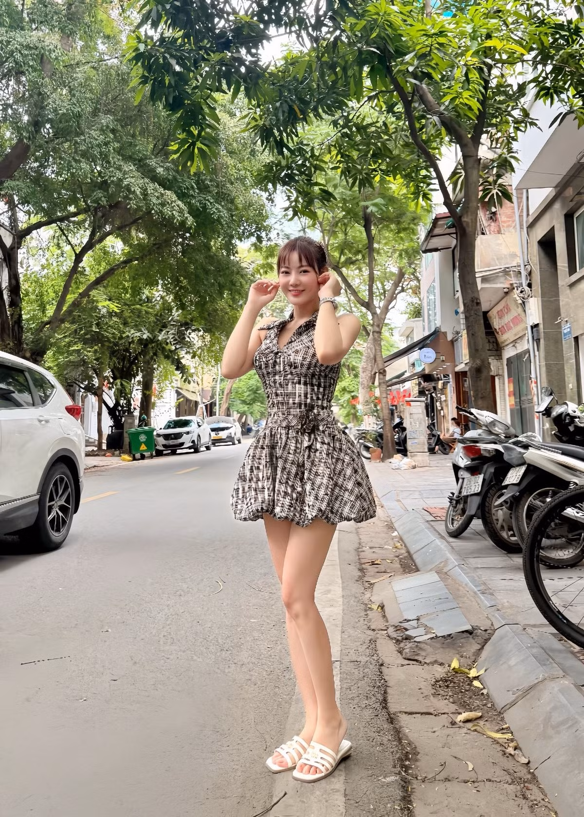 Gần đây, nữ diễn viên gây thương nhớ với phong cách trẻ trung như gái đôi mươi. Ảnh: FB Thanh Hương.