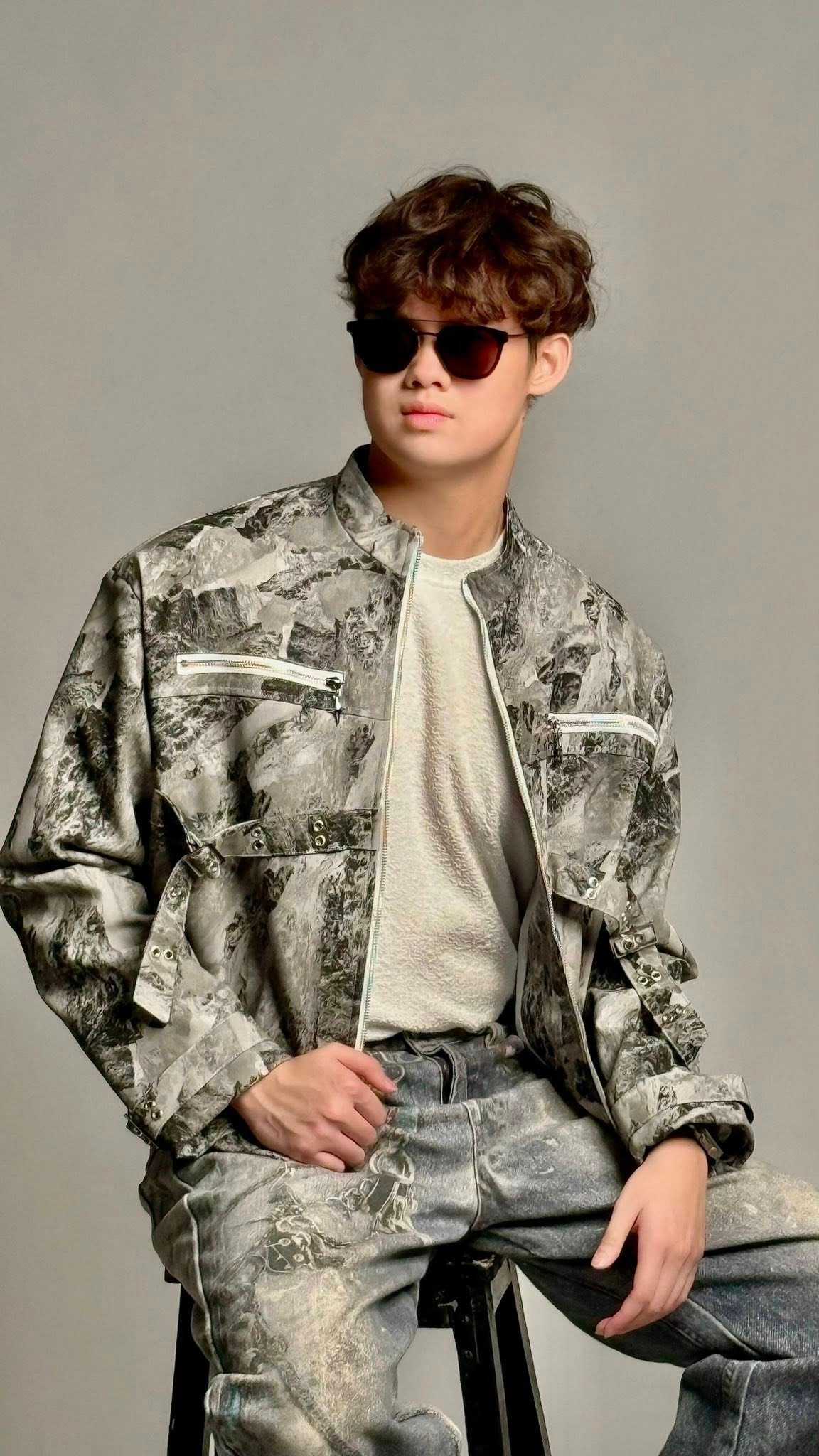 "Tôi bảo con cứ học hành tốt nghiệp đàng hoàng và tìm 1 công việc chính, còn nghệ thuật nếu thích cứ theo đuổi như ngành tay trái. Thế hệ Gen Z giờ năng động, sáng tạo nên tôi tin con nếu đủ đam mê sẽ cân bằng được”, Hiền Mai cho biết. Ảnh: FB Hiền Mai.