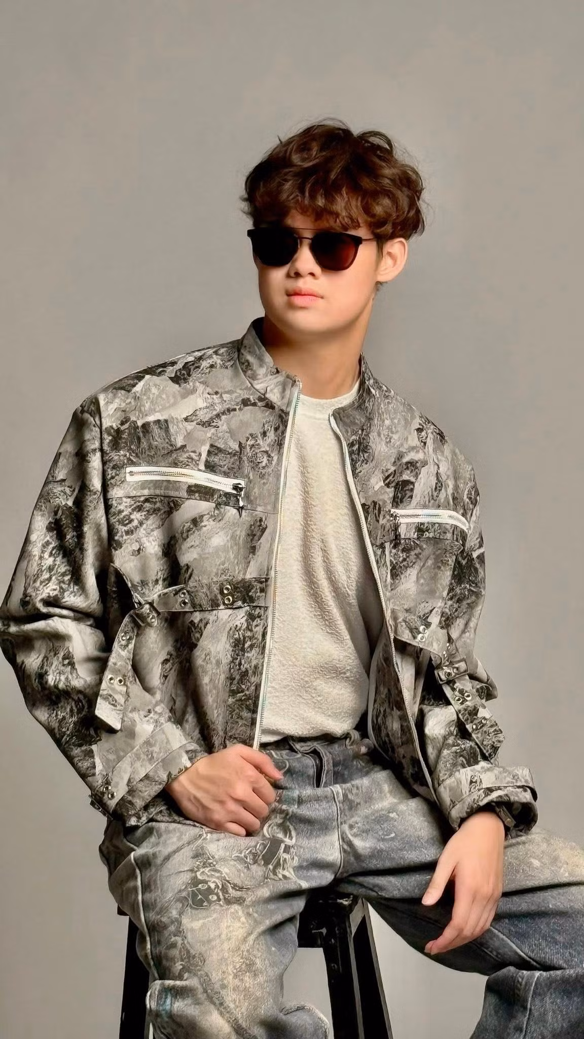 "Tôi bảo con cứ học hành tốt nghiệp đàng hoàng và tìm 1 công việc chính, còn nghệ thuật nếu thích cứ theo đuổi như ngành tay trái. Thế hệ Gen Z giờ năng động, sáng tạo nên tôi tin con nếu đủ đam mê sẽ cân bằng được”, Hiền Mai cho biết. Ảnh: FB Hiền Mai.