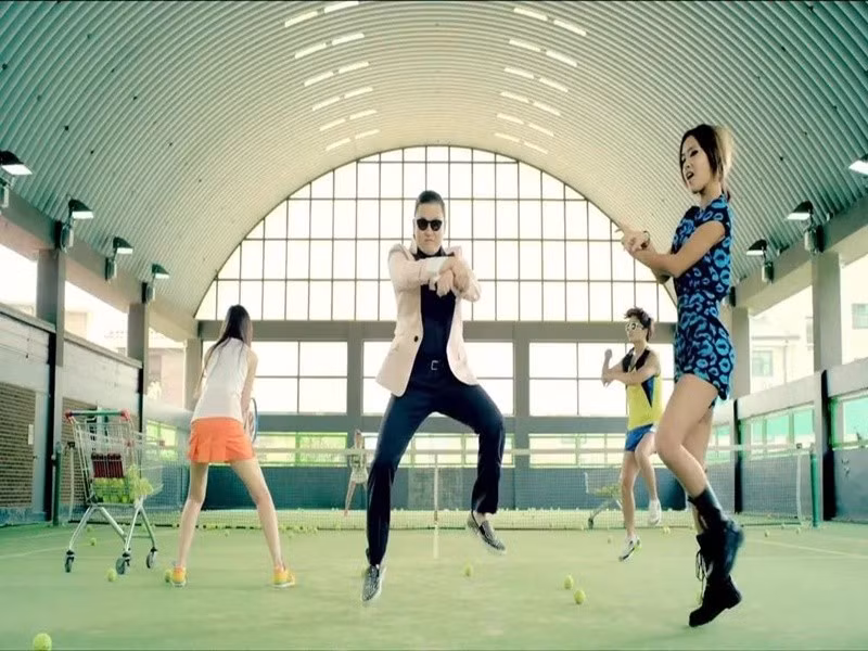 Theo VTV, MV Gangnam Style đã trở thành video đầu tiên vượt quá giới hạn lượt xem của Youtube khi vượt qua 2 tỷ lượt xem vào tháng 5/2014, khiến dịch vụ này phải nâng cấp bộ đếm của mình. Ảnh: VTV.