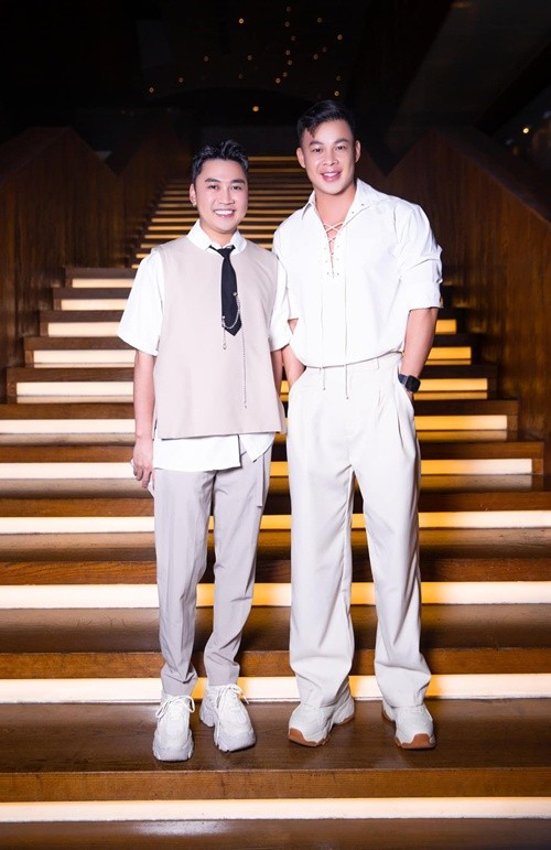 "Thánh hát nhép" và người yêu hot boy thường ăn mặc đồng điệu. Ảnh: FB Thanh Tú.