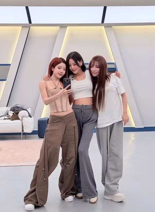 Nhóm của Trang Pháp chăm chỉ tập luyện. "Những người cuối cùng rời studio lúc nửa đêm", cô từng chia sẻ. Ảnh: FB Trang Pháp.