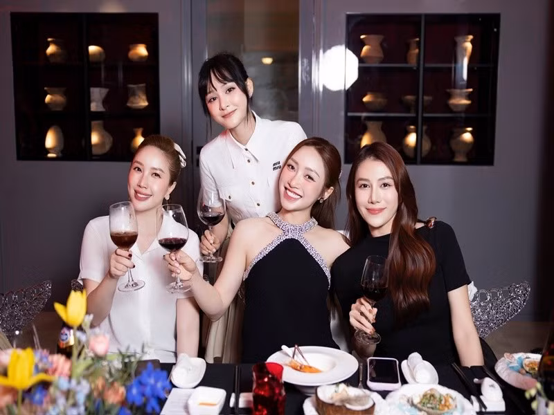 Lê Hà và Bảo Thy cùng thân thiết với Lý Thùy Chang (giữa) - vợ diễn viên Chi Bảo. Ảnh: FB Bảo Thy.