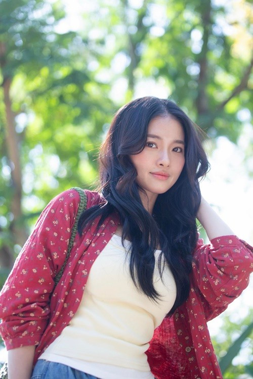 “Mỗi con người ở đây đều đã tạo nên kỳ tích, cho những thước phim, cho chính bản thân mình. Cả Khang - Hoài hay Hùng - Khánh đều tin dù ở thời điểm nào, ở đâu, làm gì, bạn đã luôn cố gắng rất tốt để có thể được sống với những điều bạn yêu quý và theo đuổi”, Kim Khánh bày tỏ. Ảnh: FB Kim Khánh.