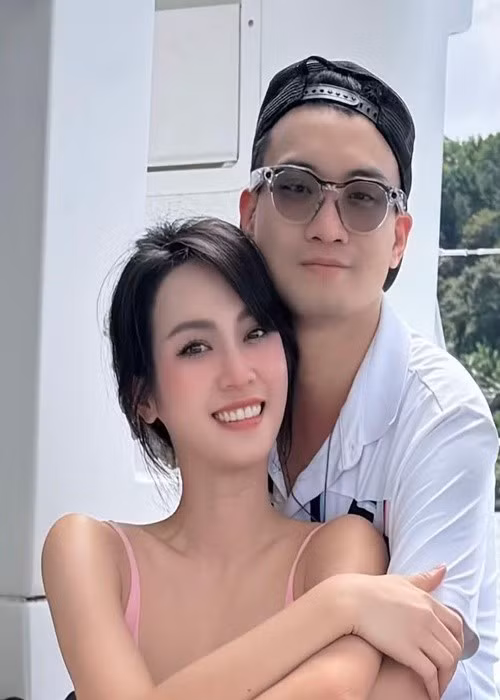 Trên trang cá nhân, Đức Phạm đăng tải khoảnh khắc tình tứ bên Vũ Thúy Quỳnh. Anh viết: "Yêu em". Đây là động thái xác nhận hẹn hò của cặp đôi sau một thời gian vướng tin đồn tình cảm. Ảnh: FB Đức Phạm.