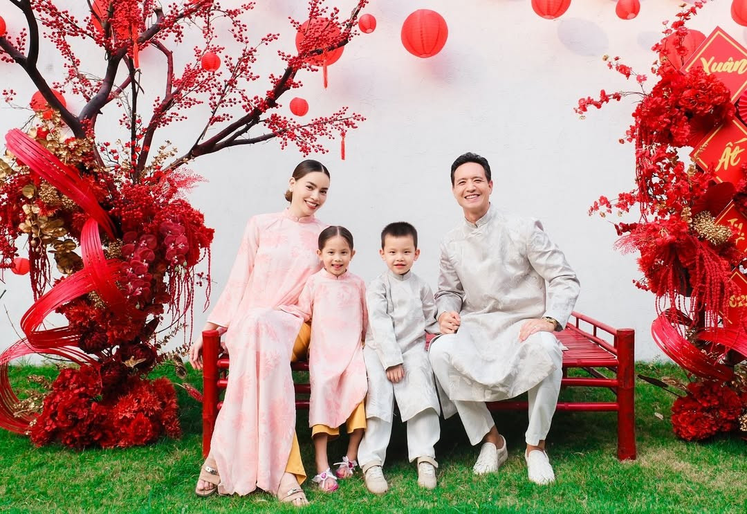 Mỗi dịp Tết đến, Hồ Ngọc Hà – Kim Lý biến không gian sống thành một tổ ấm ngập tràn sắc xuân. Cặp đôi ưu tiên phong cách truyền thống, với hoa mai, hoa đào và những chi tiết trang trí mang ý nghĩa may mắn, sum vầy. Ảnh: FB Hồ Ngọc Hà.