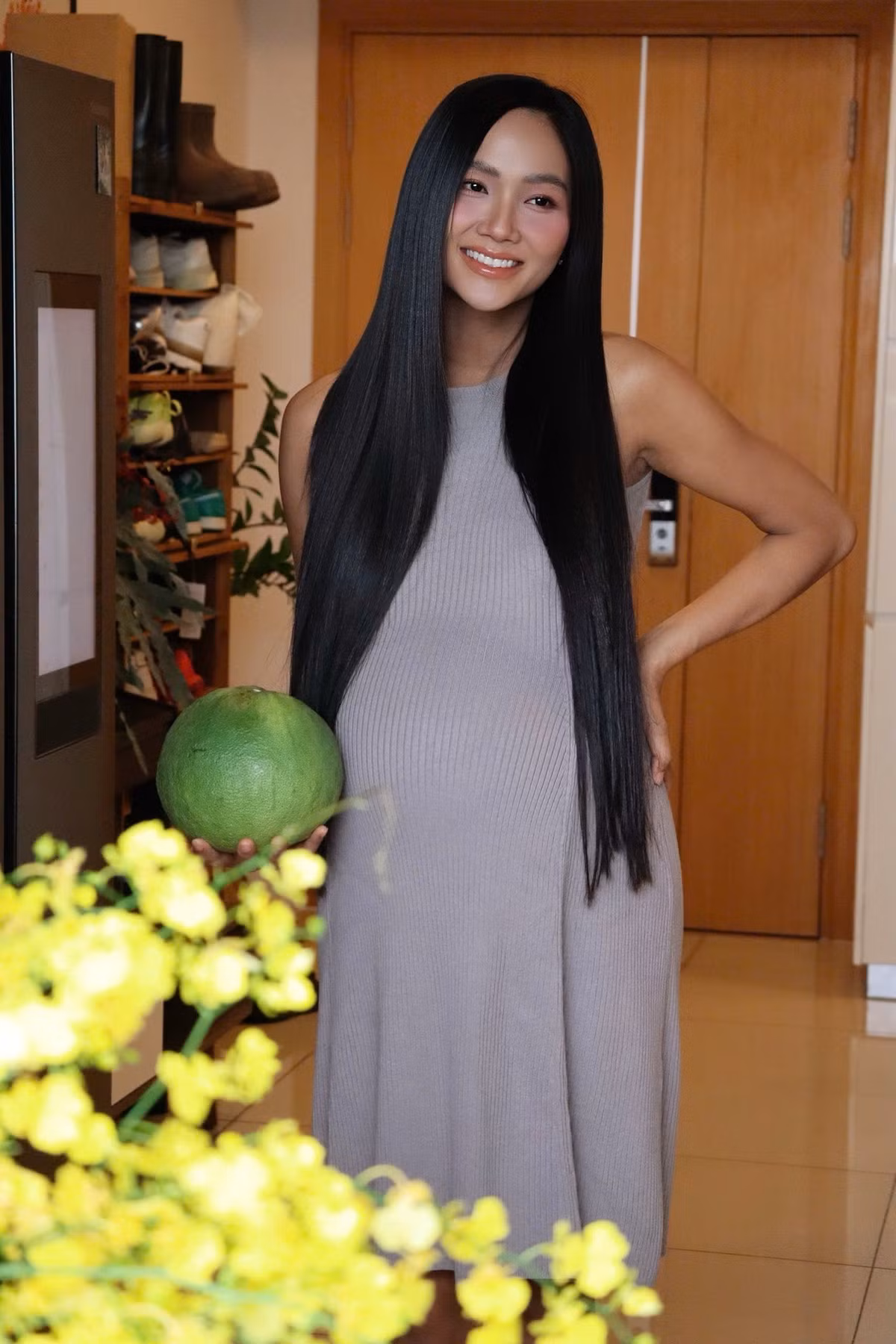 Dù bụng bầu vượt mặt, nàng hậu vẫn rạng rỡ.