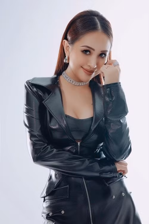 Đời Sống Pháp Luật dẫn lời nữ MC: "Nhưng dù khó khăn đến đâu tôi cũng chưa bao giờ vay bạn bè một đồng nào, cũng chưa bao giờ tôi phải sống nhờ đồng tiền của ai khác. Tôi là người siêu độc lập về tài chính nên lúc nào tôi cũng có dự phòng cho mình. Dù là một vài triệu, tôi cũng không phải ngửa tay xin bất cứ ai. Vì thế, bạn bè tôi chưa bao giờ có cơ hội giúp đỡ tôi về mặt kinh tế, chưa bao giờ cho tôi vay tiền". Ảnh: FB Vân Hugo.