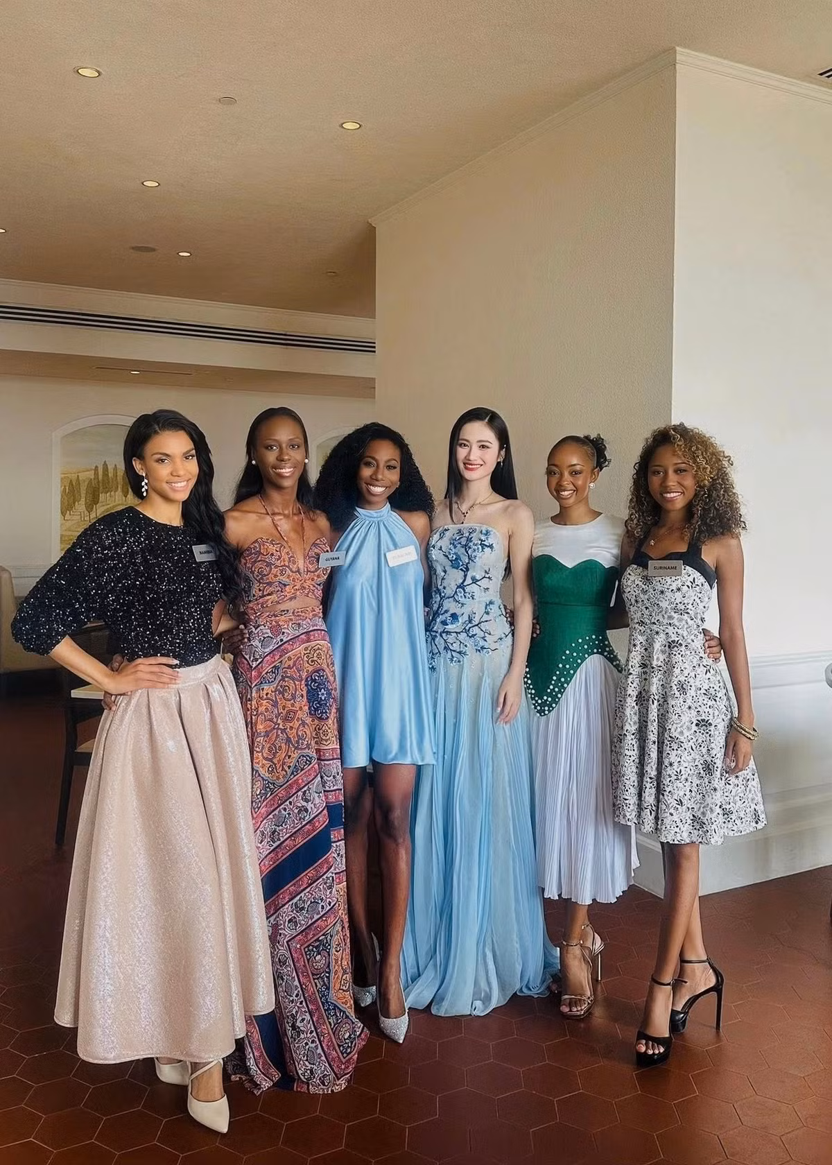 Từ Ấn Độ, Ý Nhi thường xuyên cập nhật thông tin và hình ảnh của bản thân. Ảnh: FB Ý Nhi.