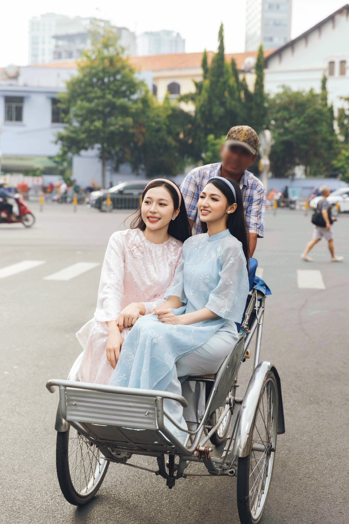 Đăng tải bộ ảnh, Kiều Duy chia sẻ: "Being with my lovely sister - Miss International Myanmar" (tạm dịch: Ở bên người chị em đáng yêu của tôi – Miss International Myanmar).