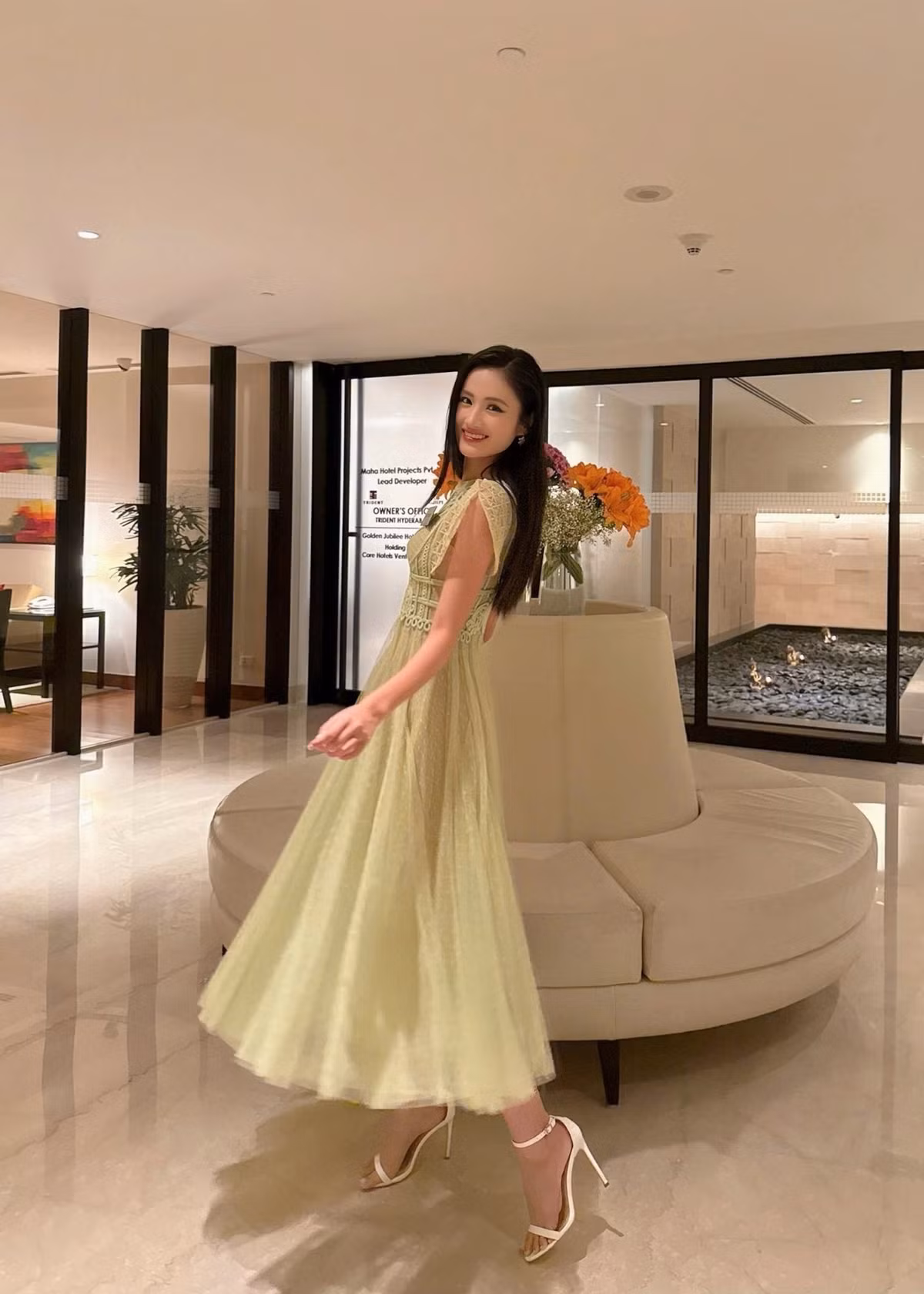 Đại diện Việt Nam nhận được sự quan tâm từ giới truyền thông Ấn Độ, có các cuộc phỏng vấn và ghi hình riêng. Ảnh: FB Ý Nhi.