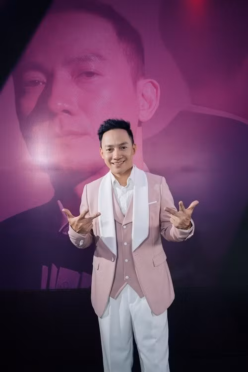 Vợ chồng Tiến Đạt kinh doanh chung. Nam ca sĩ chia sẻ trên Người Đưa Tin: "Vợ toàn quyền xử lý chuyện tiền nong. Thậm chí tôi còn không có nhu cầu xài tiền". Ảnh: FB Tiến Đạt.