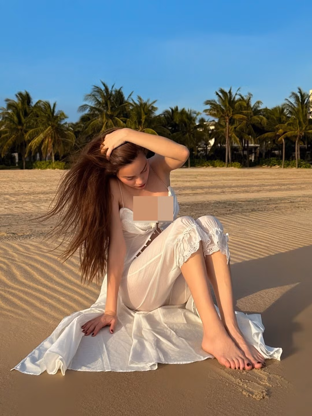 Bà mẹ ba con diện trang phục trễ nải xuyên thấu, tôn vòng một quyến rũ.