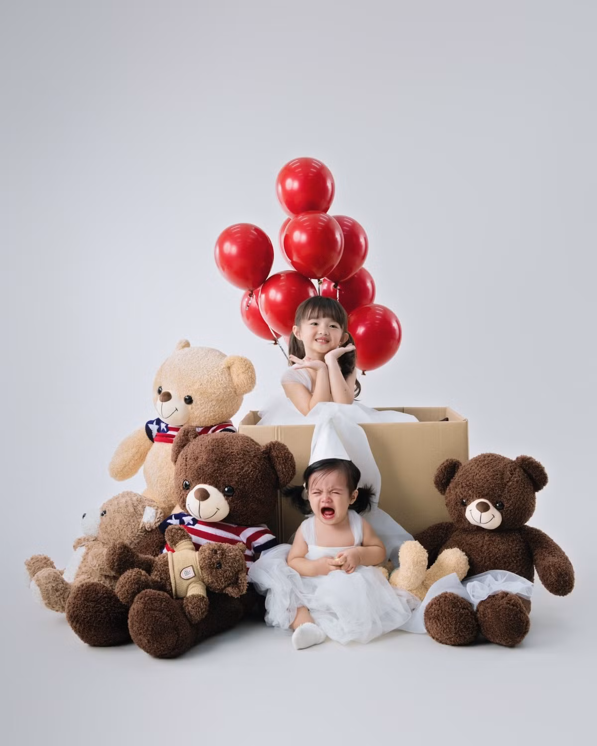 Nhân dịp sinh nhật, bé Hannie chụp ảnh nghệ thuật cùng chị gái Winnie. Ảnh: FB Winnie Hannie.