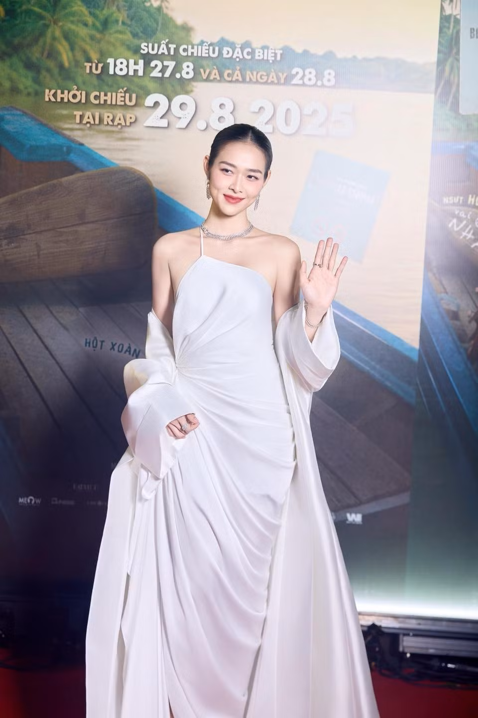 Từ chiếc váy xuyên thấu đính kết cầu kỳ mang hơi hướng nữ thần đến những bộ đầm lụa trắng lệch vai thanh khiết, nữ diễn viên luôn biết cách làm nổi bật lợi thế hình thể và làn da trắng mịn.