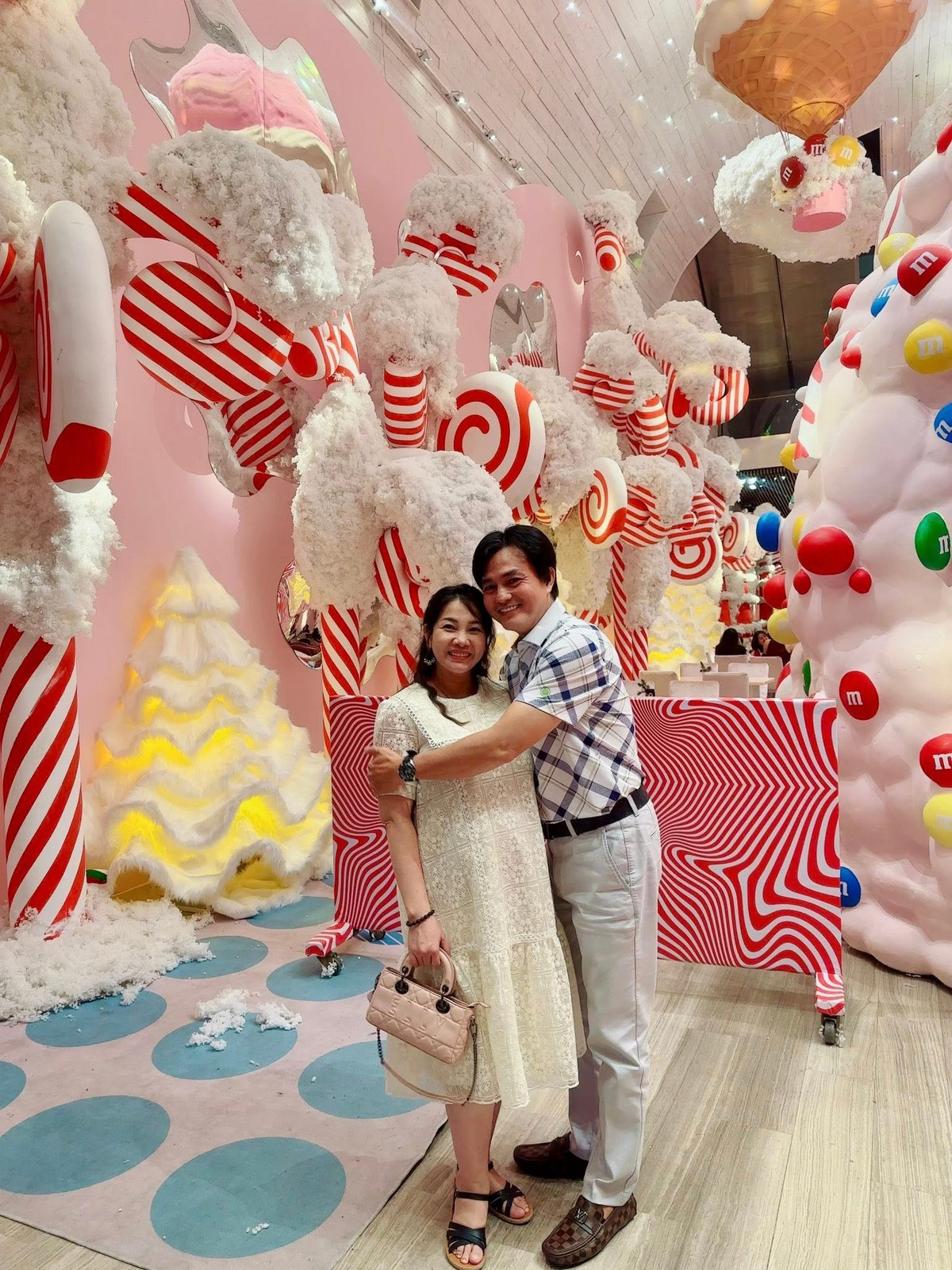 Cặp đôi nhắn nhủ thiên thần nhỏ của mình: “Cuộc sống của chúng ta sẽ không còn như trước, mà sẽ đẹp hơn gấp ngàn lần. Yêu con”.