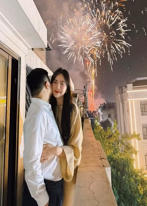 Một số bức hình ghi lại những buổi hẹn hò nhẹ nhàng của hai vợ chồng, từ những bữa tối riêng tư đến những khoảnh khắc cùng nhau ngắm pháo hoa trên ban công.