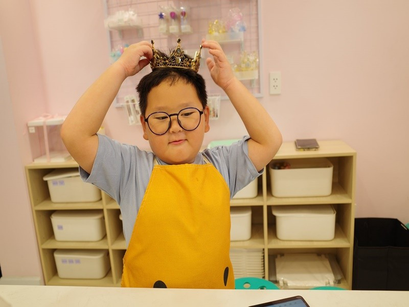 Bé Hayden – con trai thứ hai của ca sĩ Trà My Idol – được cư dân mạng yêu mến nhờ loạt biểu cảm tự nhiên, ngộ nghĩnh trong những khoảnh khắc đời thường. Ảnh: FB Trà My Idol.