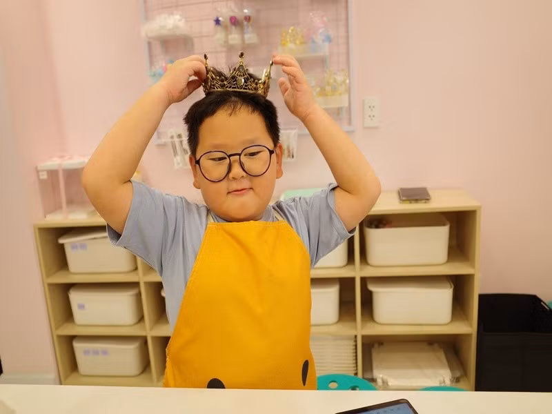 Bé Hayden – con trai thứ hai của ca sĩ Trà My Idol – được cư dân mạng yêu mến nhờ loạt biểu cảm tự nhiên, ngộ nghĩnh trong những khoảnh khắc đời thường. Ảnh: FB Trà My Idol.