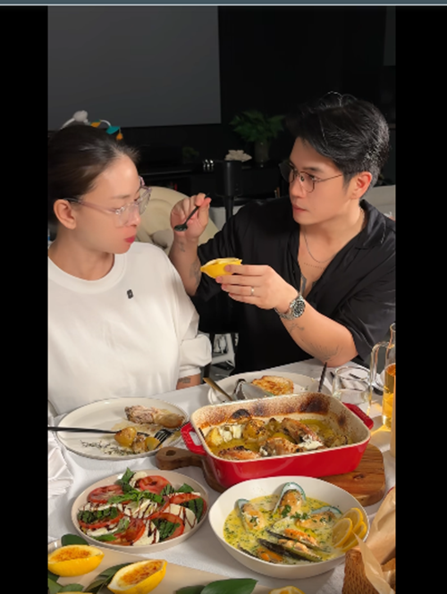 Anh thường xuyên vào bếp nấu ăn cho vợ. Ít tháng qua, từ các món cho bà bầu, Huy Trần chuyển sang nấu các món ngon cho mẹ bỉm sữa. Ảnh: Instagram Huy Trần.