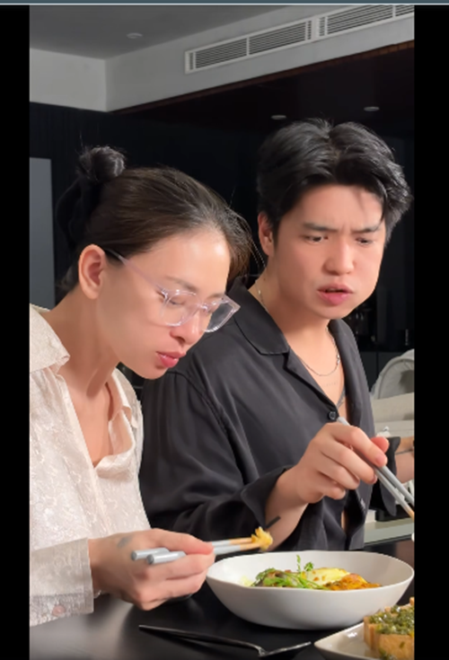 "Mẹ bỉm trông em mà lướt thấy thèm quá nên papa Huy ra tay vào bếp nấu ngay bánh bao xá xíu phô mai", Huy Trần chia sẻ. Ảnh: Instagram Huy Trần.