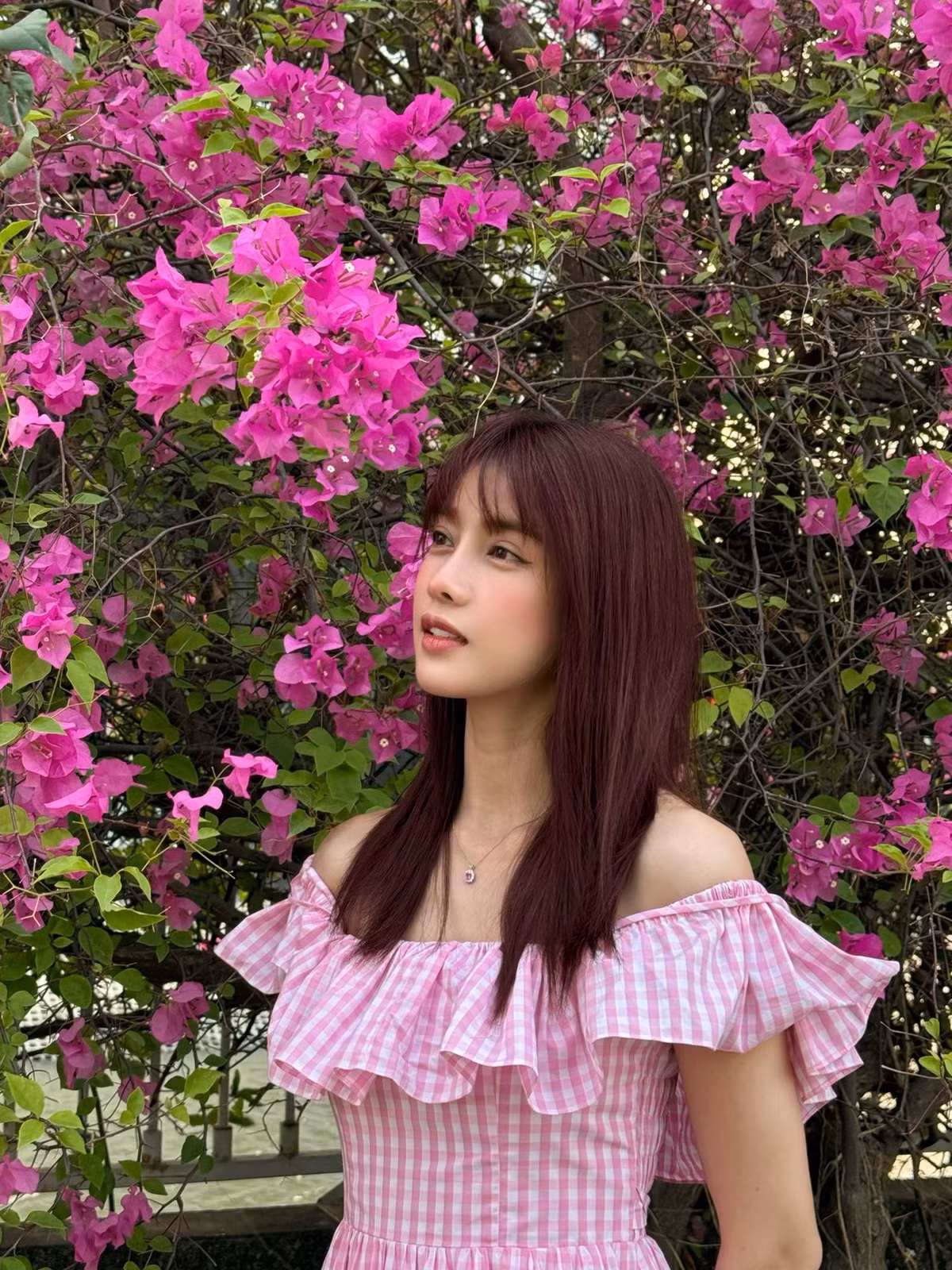 Trình Mỹ Duyên theo đuổi hình ảnh linh hoạt, không đóng khung. Khi xuất hiện tại các sự kiện hay trên sàn diễn, cô ưu ái những thiết kế tôn dáng, đường cắt tinh tế, giúp làm nổi bật vóc dáng cân đối và đôi chân thon dài. Ở đời thường, người đẹp lại lựa chọn trang phục tối giản, thanh lịch nhưng vẫn có điểm nhấn, thể hiện gu thẩm mỹ hiện đại và tinh tế.