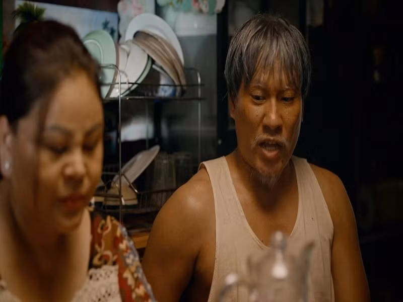 Nam diễn viên chia sẻ trên Người Lao Động về quá trình tăng cân đóng phim: "Quá trình đó khoảng 1 tháng 10 ngày, Tuấn thay đổi lộ trình tập gym, ăn một ngày 7 cữ, cữ cuối cùng trong ngày Tuấn phải ăn 1kg chân giò sau đó đi ngủ ngay". Sau khi phim Cô dâu hào môn kết thúc, Kiều Minh Tuấn giảm 13 kg sau 2 tháng. Ảnh: VOV.