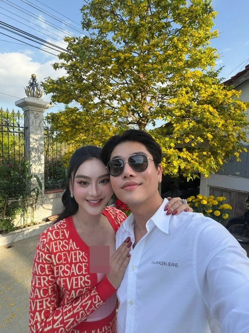 Trước đó, trên trang cá nhân, Lâm Khánh Chi từng nhắc đến khoảng cách tuổi tác 14 năm giữa cô và Bá Thành.