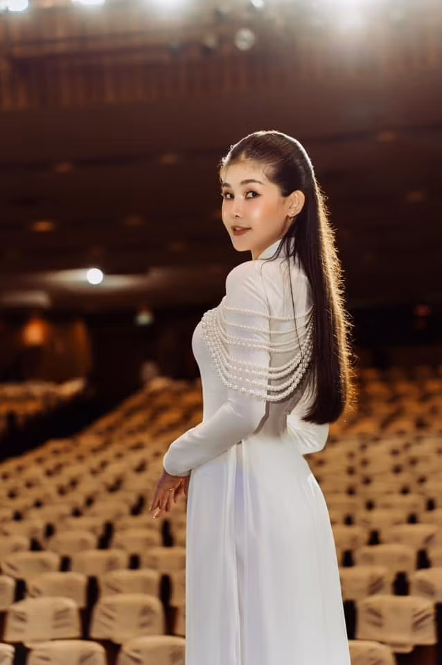 Nàng hậu tận dụng trang phục đồ hiệu có sẵn trong tủ đồ và chọn lọc lại để phù hợp với hình ảnh trên giảng đường.